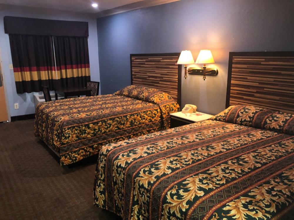 Queen Room with Two Queen Beds - Smoking interior